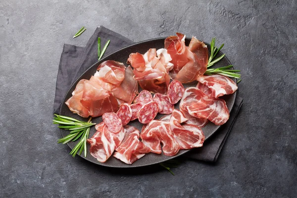 Traditionele Spaanse Jamon Ham Crudo Italiaanse Salami Parma Ham Steen — Stockfoto