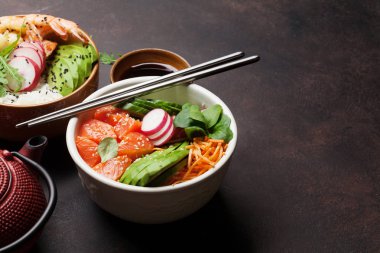 Somon ve sebze dolu bir kase.