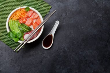 Somon ve sebze dolu bir kase.