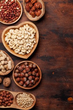Ahşap masa üzerinde çeşitli fındık seçimi