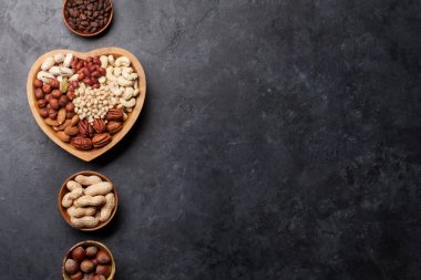 Taş masada çeşitli somun seçimi