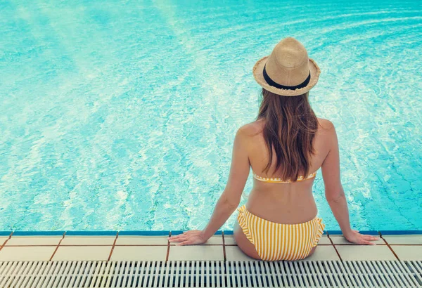 Jeune Femme Relaxante Dans Piscine — Photo