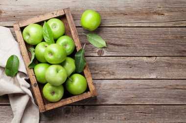 Ahşap kutusunda yeşil elma