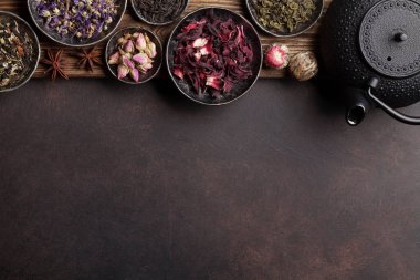 Çeşitli çay ve çaydanlık. Siyah, yeşil ve kırmızı çay