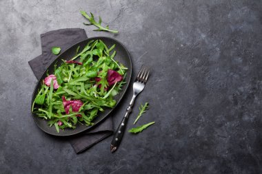 Rucola, Frisee, Radicchio ve kuzu marul ile yeşil salata karışımı plaka