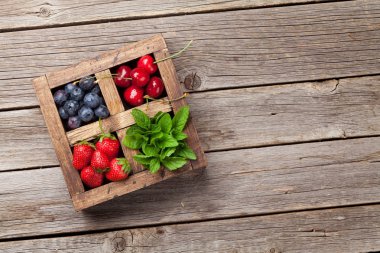 Taze yaz meyveleri kutusu