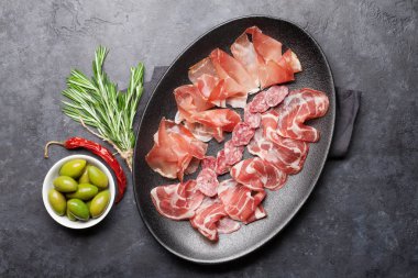 Geleneksel İspanyol Jamon, Prosciutto Crudo, İtalyan salam, yeşil zeytin ile Parma jambon 