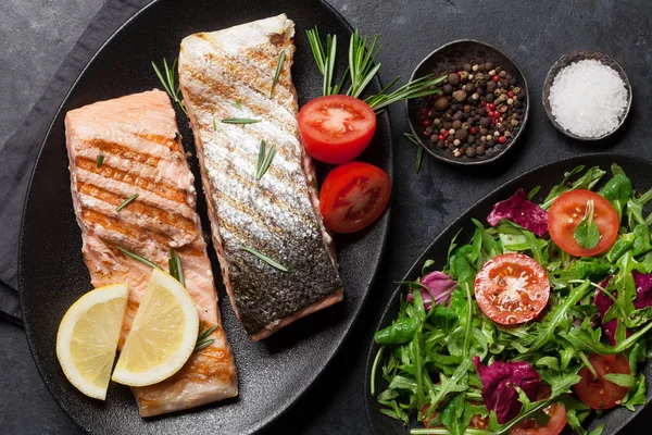 Filete Salmón Parrilla Con Sal Pimienta Romero Servido Con Hojas —  Fotos de Stock