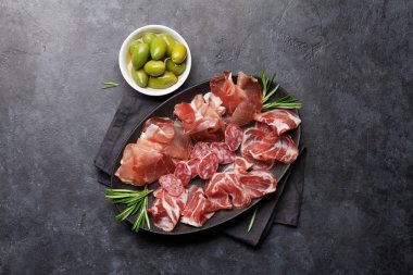 Geleneksel İspanyol Jamon, Prosciutto Crudo, İtalyan salam, yeşil zeytin ile Parma jambon 