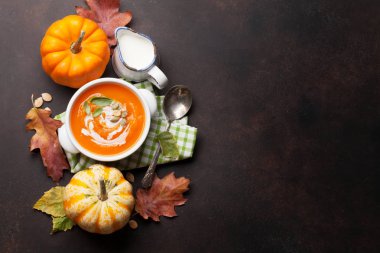 Sonbahar vejetaryen kabak kremaçorbası