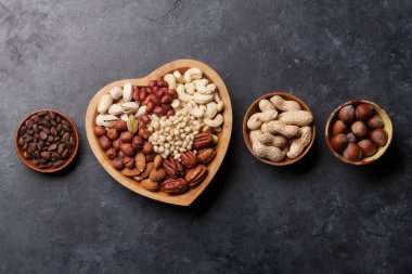 Taş masada çeşitli somun seçimi