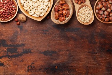 Ahşap masa üzerinde çeşitli fındık seçimi