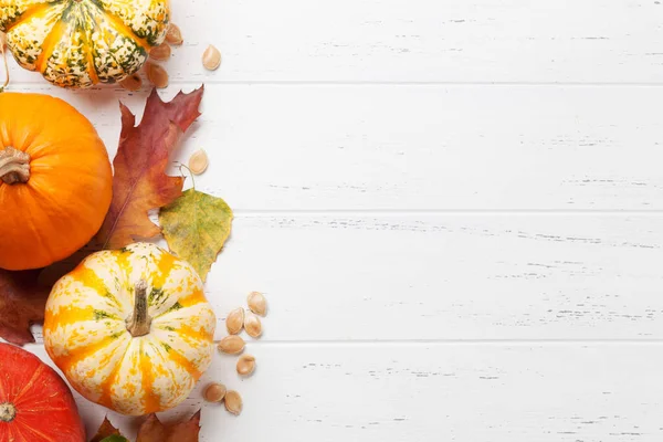 Fondo de otoño con calabazas y hojas coloridas — Foto de Stock