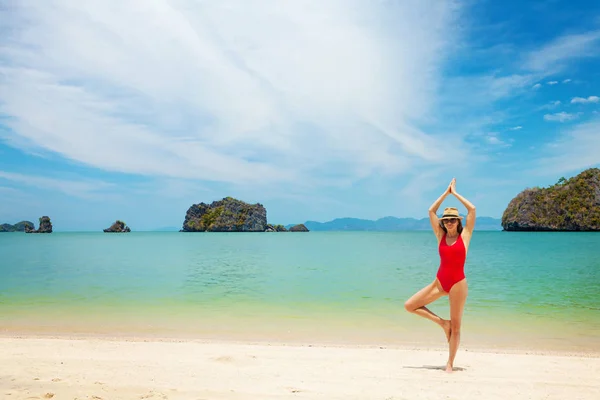 Jovem praticam ioga em uma praia — Fotografia de Stock