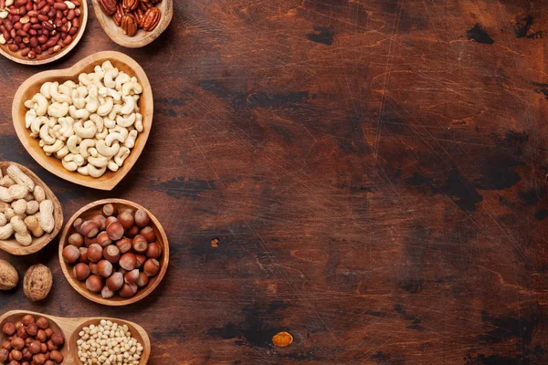 Ahşap masa üzerinde çeşitli fındık seçimi