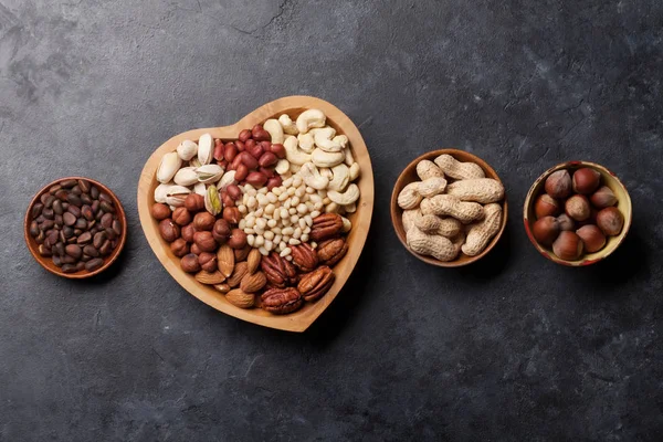 Taş masada çeşitli somun seçimi