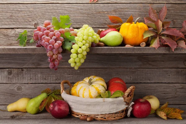 Осенний натюрморт с тыквами и фруктами Стоковая Картинка