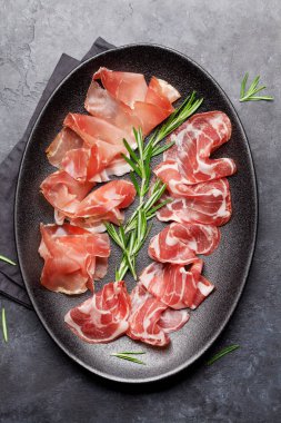 Geleneksel İspanyol Jamon, Prosciutto Crudo, İtalyan salam, taş arka planda Parma jambon 