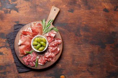 Geleneksel İspanyol Jamon, Prosciutto Crudo, İtalyan salam, yeşil zeytin ile Parma jambon 