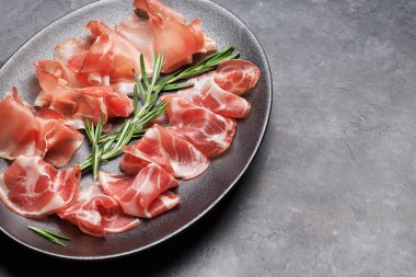 Geleneksel İspanyol Jamon, Prosciutto Crudo, İtalyan salam, taş arka planda Parma jambon 