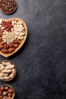 Taş masada çeşitli somun seçimi