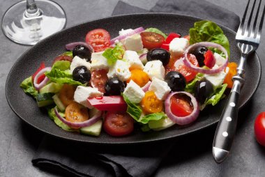 Salatalı Yunan salatası, domates, biber, marul, soğan, yağlı peynir ve zeytin yağı giymiş zeytin