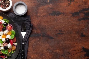 Salatalı Yunan salatası, domates, biber, marul, soğan, yağlı peynir ve zeytin yağı giymiş zeytin