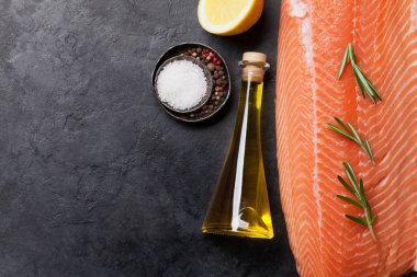 Çiğ somon balık fileto ve malzemeler