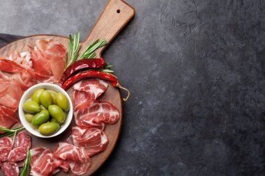 Geleneksel İspanyol Jamon, Prosciutto Crudo, İtalyan salam, yeşil zeytin ile Parma jambon 