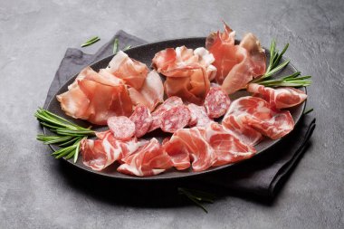 Geleneksel İspanyol Jamon, Prosciutto Crudo, İtalyan salam, taş arka planda Parma jambon 