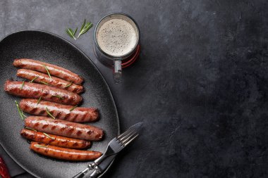 bira ve kızarmış sosis