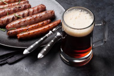 bira ve kızarmış sosis