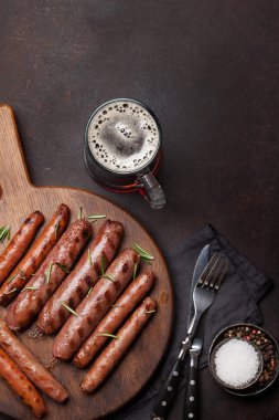 bira ve kızarmış sosis