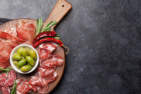 Geleneksel Spanyol Jamon Prosciutto Crudo Talyan Salam Yeşil Zeytin Ile — Stok fotoğraf