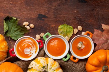 Sonbahar vejetaryen kabak kremaçorbası