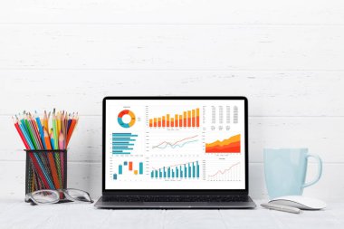 Çatı katı ev ofis işyeri dizüstü bilgisayar ile