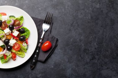 Salatalı Yunan salatası, domates, biber, marul, soğan, yağlı peynir ve zeytin yağı giymiş zeytin