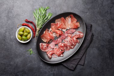 Geleneksel İspanyol Jamon, Prosciutto Crudo, İtalyan salam, yeşil zeytin ile Parma jambon 