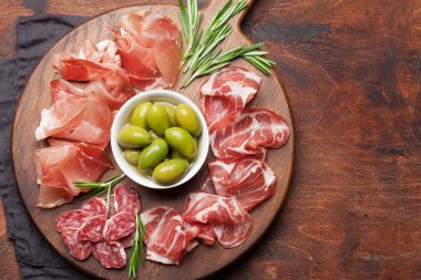 Geleneksel İspanyol Jamon, Prosciutto Crudo, İtalyan salam, yeşil zeytin ile Parma jambon 