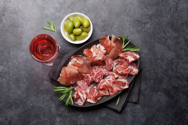 Geleneksel İspanyol Jamon, Prosciutto Crudo, İtalyan salam, yeşil zeytin ile Parma jambon 