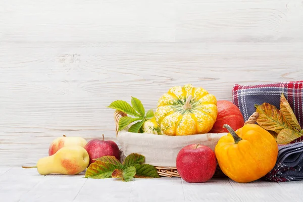 Nature morte d'automne avec citrouilles et fruits — Photo