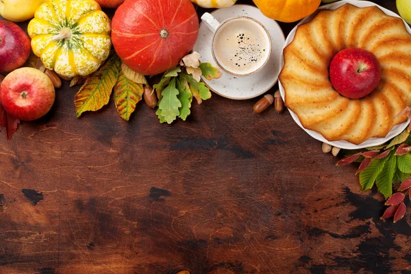 Cenário de outono com abóboras e frutas — Fotografia de Stock
