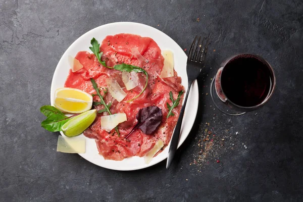 大理石の牛肉カルパッチョと赤ワイン — ストック写真