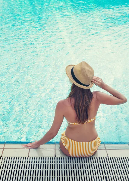 Mujer joven relajándose en la piscina — Foto de Stock