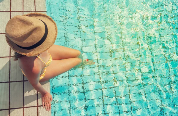Yüzme havuzunda dinlenen genç bir kadın. — Stok fotoğraf
