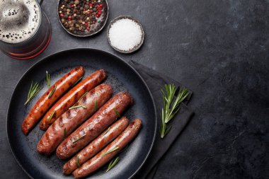 bira ve kızarmış sosis