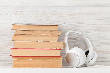 Yığın kitap ve kulaklık ile Home ofis işyeri