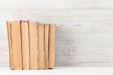 Eski kitap yığını ile Home ofis işyeri