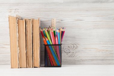 Eski kitap ve malzemeleri ile Home ofis işyeri
