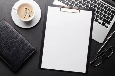 Boş kağıt sayfalı Office çalışma alanı tablosu